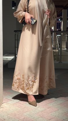 Abayas Collection, Modest Fashion Hijab, Trendy Shirt Designs, Muslim Outfits Casual, Batik Fashion, Mode Abaya, Fashion Vocabulary