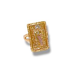 The San Judas Rectangular Ring is the perfect addition to any jewelry collection. Crafted in 18k gold plating, it's the perfect balance of style and sophistication. Perfect for both men and women, this ring adds a touch of glamour to any outfit.8 layers of of Gold Plated Materials: Gold Plated Style: Ring Design: SAN Judas Eco-Friendly: 100% Lead & Nickel Free, anti-Allergy. Brand Raf Rossi Gold Plated. 18kts Oro Laminado de Brazil.