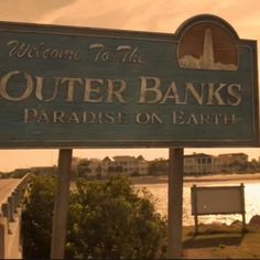 there is a sign that says welcome to the outer banks paradise on earth