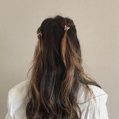 Hair Clips Hairstyles, Claw Clip Hairstyles, Hair Clip Hairstyles, Romantic Hairstyles, Clip Hairstyles, Peinados Fáciles Para Cabello Corto, Hair Stylies, Penteado Cabelo Curto, Bad Hair