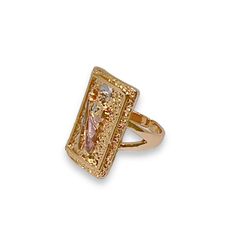 The San Judas Rectangular Ring is the perfect addition to any jewelry collection. Crafted in 18k gold plating, it's the perfect balance of style and sophistication. Perfect for both men and women, this ring adds a touch of glamour to any outfit.8 layers of of Gold Plated Materials: Gold Plated Style: Ring Design: SAN Judas Eco-Friendly: 100% Lead & Nickel Free, anti-Allergy. Brand Raf Rossi Gold Plated. 18kts Oro Laminado de Brazil.