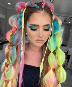 Rave Hair Styles, Nye Rave Outfit, Tomorrowland Outfit, Neon Festival, Rave Hairstyles, Football Hair, Low Chignon