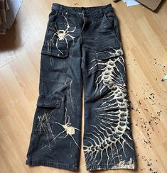 LE JEAN BUG PEINT À LA MAIN ! Ils sont fabriqués sur commande et la liste sera en place pour une durée assez limitée, jusqu'à ce que je vende probablement 4 à 6 paires dans n'importe quelle taille, après quoi je récupérerai les jeans eux-mêmes et les peindrai à partir de là. Veuillez prévoir 2 à 3 semaines entre la commande et l'expédition, bien que je m'efforcerai de les fabriquer et de les envoyer plus rapidement que cela, je préfère surestimer pour éviter toute déception. Ce jean a une coupe Bleach On Black Jeans, Acrylic Painting On Jeans, Bleach Pants Design Diy, Bleached Black Jeans Design, Bleach Dyed Clothes, Painted Jeans Diy Ideas Y2k, Jeans With Back Pocket Design, Bleached Design Jeans, Centipede Pants