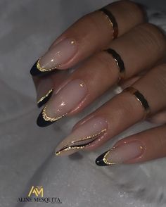 Almond Gel Nails Black, Black White And Gold Almond Nails, Prom Nails Black Almond, Almond Nails Fancy Designs, Good Wedding Nails, Anniversary Nails Designs, Almond Party Nails, Nail Inspo For Gold Dress, Black With Gold French Tip Nails