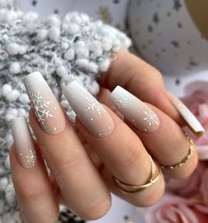 Beige Winter Nails, Christmas Nails Beige, Pretty Winter Nails Acrylic, Nagel Design Winter, Beige Christmas Nails, Cute Winter Acrylic Nails, Aesthetic Christmas Nails Acrylic, Christmas Nails Design Elegant, Trendy Nails Ballerina