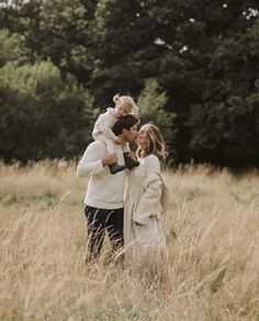 Fall Photoshoot Family, Outdoor Family Pictures, Outdoor Family Photoshoot, First Family Photos, Christmas Family Photoshoot, Beautiful Field, Cute Family Photos, Outfit For Boys, Family Photos With Baby