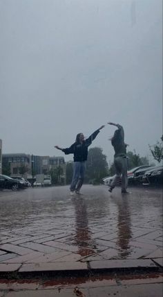 Dancing in the rain ❤️ Girl In Rain, Plant Styling, Photos Bff, Rain Pictures, Rain Photo, Under The Rain