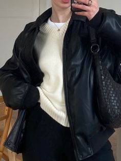 Fitted Leather Jacket Outfit, Okokok Girl, Normcore Outfits, Fitted Leather Jacket, Black Leather Jacket Outfit, Leather Jacket Outfit, Aesthetic Fit, Bags Ideas, Outfits Retro