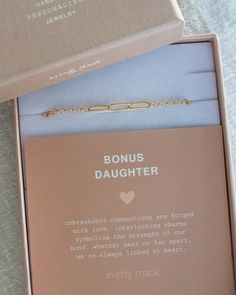 the box is open and has a chain on it that says,'donus daughter '