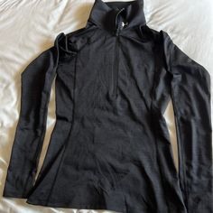 Under Armour Black Cold Gear Quarter Zip Size Small. Never Worn. Black Workout Tops For Fall, Under Armour Sports Tops For Fall, Casual Black Half-zip Top, Under Armour Black Athleisure Tops, Black Half-zip Workout Top, Black Stretch Half-zip Top, Under Armour Quarter Zip, Fitted Under Armour Moisture-wicking Top, Under Armour Moisture-wicking Activewear