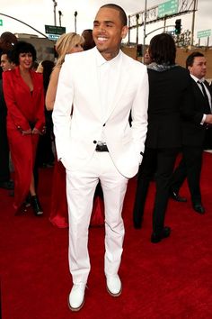 2013 Grammys Red Carpet: Chris Brown Rocks All White Lanvin! White Tuxedo Wedding, Hood Rich, Terno Slim Fit, Best White Sneakers, White Tux, Grammys Red Carpet, Gentlemens Club