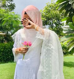 Hijab Pic, Niqab Tutorial, Eid Photography, Eid Photoshoot, Hijab Queen, Eid Photoshoot Ideas, Islamic Dp, Random Clicks, Girly Frame