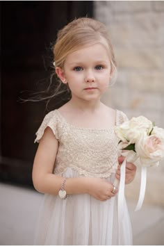 Dicas de Looks para Daminhas e Pajens Vintage Flower Girls, Flower Girl Dresses Vintage, Vintage Wedding Flowers, Tulle Flower Girl, Chiffon Flower, First Communion Dresses, Tulle Flowers, Wedding Flower Girl Dresses, Flower Girl Dresses Tulle