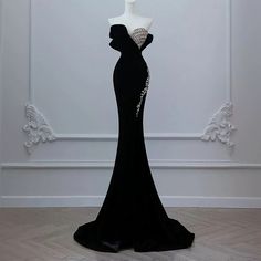 Gala Gowns Glamour, Black Velvet Luxury Evening Dress, Black Luxury Velvet Evening Dress, Luxury Black Velvet Evening Dress, Black Velvet Evening Dress For Gala, Black Velvet Evening Dress For Party, Luxury Black Evening Dress For Banquet, Elegant Black Off-shoulder Gown, Black Luxury Gown For Banquet