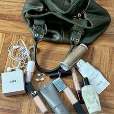 Fashion Journalism, Aesthetic Bag, Ig Aesthetic, What's In My Purse, Chloe Walsh, Bag Y2k, Devil Wears Prada, Brooklyn Baby