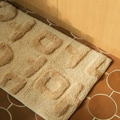 a bathroom rug that has the letters d and f on it