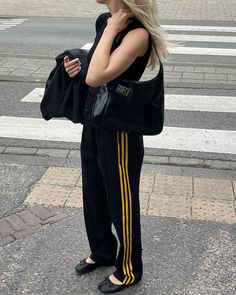 Adidas Track Pants Outfit, Track Pants Outfit, Striped Wide Leg Trousers, Celana Fashion, Pant Trends, Adidas Track Pants, Adidas Outfit, Fashion People