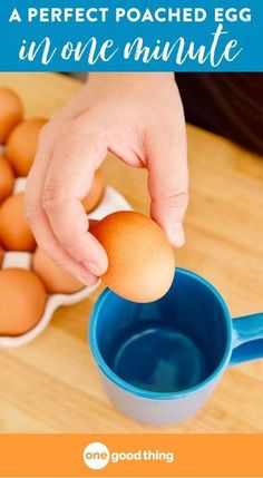 an egg being boiled in a blue cup with the words how to make perfect poached eggs in one minute