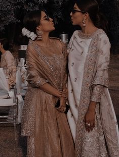 Eid Pics Poses With Cousin, Best Friends Wedding Poses, Indian Sisters Aesthetic, Traditional Poses For Cousins, Friend Wedding Outfit Indian, Cousins Aesthetic Desi, Poses With Best Friend In Traditional, Aesthetic Saree Poses With Friends, Sisters Photography Poses Indian