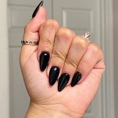 Almond Acrylic Nails New Years, Black Almond Short Nails, Black Almond Shape Nails, Almond Shape Black Nails, Black Nail Designs Almond Shape, Almond Shaped Black Nails, Black Nails Pointy, Black Almond Nails Short, Short Almond Black Nails