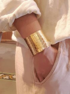 "A dazzling wide cuff, textured with snake scales, adds chic and sophistication to your look. - Approximately 2 inch (5.5 cm) wide - 5.7 inches long (14.5 cm) - Adjustable - Made of brass plated with 24K gold, nickel free - Packed in a lovely gift box ready to give away - Ships within 3 business days To view my other arm bracelets: https://www.etsy.com/il-en/shop/ZOZidesign/search?search_query=arm+bracelets&order=date_desc&ref=shop_search Back to Home Page: https://www.etsy.com/il-en/sho Snake Skin Bracelet, Gold Arm Cuff, Snake Scales, Rose Gold Cuff Bracelet, Boho Bridal Jewelry, Gold Arm Band, Boho Cuff Bracelet, Statement Cuff Bracelet, Urban Jewelry