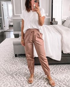 Pink Jogger Pants Outfit, Boho Joggers Outfits, Teacher Joggers Outfit, Khaki Joggers Outfit Women Work, Mauve Joggers Outfit, Pink Joggers Outfit Casual, Cute Outfits With Joggers, Jogger Pant Outfit, Spring Joggers Outfit