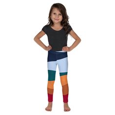 Diese weiche Kinder-Leggings mit einem elastischen Bund ist einfach perfekt für aktive Kiddos. Die Grafiken werden nie ihre Farbintensität verlieren, also fühl dich frei, herumzulaufen und darin unordentlich zu werden. * 82% Polyester / 18% Elasthan * Stoffgewicht: 6,78 oz/yd² (230g/m Gewicht kann um 5% variieren * Hergestellt aus einem glatten und bequemen Mikrofasergarn * Lebendige Farben, die nicht verblassen * Genäht mit einem Overlock- und Coverstich-Finish * Präzise geschnitten und nach de Girl Leggings, Printed Yoga Pants, Kids Leggings, Leggings Kids, Girls Leggings, Kids Pants, Precision Cut, Printed Leggings