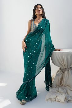 Saree Green, Indian Fits, Saree Women, Green Mirror, Fancy Sarees Party Wear, Simple Sarees, Saree Designs Party Wear, Indian Fashion Saree