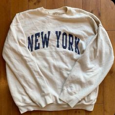 New York Clothes, Sassy Clothes, 8th Grade Outfits, Crew Neck Sweater Outfit, New York Crewneck, Crewneck Aesthetic, Colorado Hoodie, Cream Crewneck, Grey Zip Hoodie