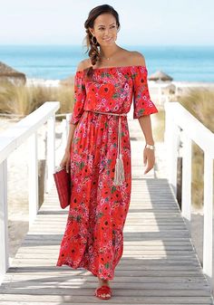 A beautiful maxi dress in a printed floral design. Different Bridesmaid Dresses, Summer Dresses Online, Beautiful Maxi Dresses, Short Summer Dresses, Flowy Maxi Dress, Women Maxi, Woven Dress, Printed Maxi, Trendy Dresses