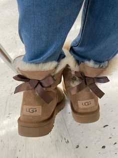 Bailey Bow Mini Uggs, Ugg Mini Rose, Uggs With A Bow, Bailey Bow Uggs Outfit Ideas, Feminine Winter Shoes, Uggs Bow Boots, Ugg Bow Boots Outfit, Ugg Mini Bailey Bow Outfit, Ugg Bailey Bow Outfit