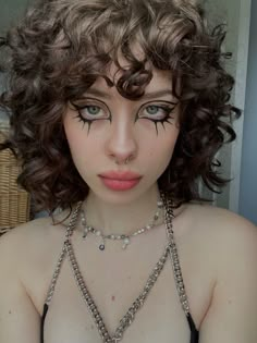 Selena Ruiz Makeup, Heavy Eyeliner Makeup Grunge, Edgy Graphic Liner, Punk Graphic Liner, Artistic Eyeliner Ideas, Graphic Liner Aesthetic, Grunge Graphic Liner, Graphic Makeup Eyeliner, Hooded Graphic Eyeliner