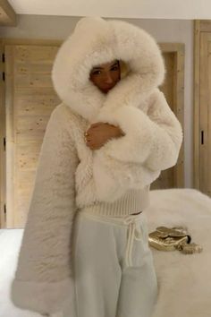 Winter Princess, Snow Bunny, Autumn Fits, Ski Season, Winter Girls, White Fur, Coat Outfits, Winter Fits, Ski Trip