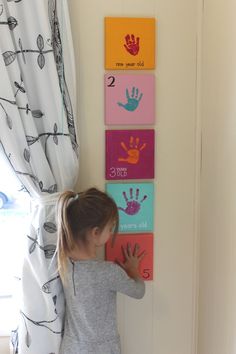 Good idea for their room! Diy Bebe, Hand Prints, Baby Tips, Baby Diy, Baby Memories, Ikea Hacks