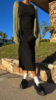 Black Midi Dress Casual Winter, Long Dress And Jumper Outfit, Long Dress With Loafers Outfit, Long Dress With Cardigan Aesthetic, Modest Black Dress Outfit, Styling Long Black Dress Casual, Long Black Dress Outfit Aesthetic, Loafer Aesthetic Outfit, Outfits With Long Skirts Aesthetic