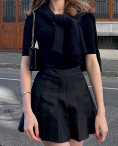 Dark Academia Summer Outfits (Plus Clothing Brands) - The Mood Guide Black Tennis Skirt Outfit, Black Tennis Skirt, Short Skirts Outfits, Tennis Skirt Outfit, Rock Outfit, Tennis Skirts