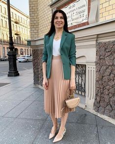 Blazer And Midi Skirt, Pleated Skirt Outfit Ideas, Pleated Skirt Outfit, Midi Skirt Outfit, Midi Skirts, Style Mistakes, Flowy Skirt