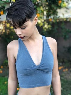 Gray Top With Built-in Bra And Medium Support, Gray Yoga Tops With Built-in Bra, Fitted Gray Crop Top For Workout, Stretch Gray Crop Top For Yoga, Gray Stretch Crop Top For Yoga, Fitted Gray Crop Top For Yoga, Gray Seamless Crop Top For Yoga, Gray Seamless Yoga Crop Top, Femboy Outfits Ideas Male