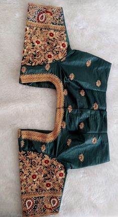 Green Blouse Designs, Brocade Blouse Designs, Handmade Saree, Live Fish Wallpaper, Saree With Belt, Brocade Blouse, Iphone Wallpaper Classy, Wedding Blouse Designs, Heavy Work