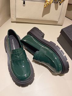 Platform Loafers Outfit Street Styles, Cute Green Shoes, Fall Loafers Outfit, Styling Loafers Women, Chunky Loafers For Women Outfit, Shoes 2023 Trends, Womens Fall Shoes, Fall Shoes 2022, Spring Shoes 2023