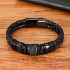 Pulseira Masculina Rock – A Joia Essencial para os Verdadeiros Rockeiros Para quem vive o rock’n’roll em sua essência, a Pulseira Masculina Rock é mais do que um acessório – é uma extensão do seu estilo e atitude. Esta peça full black, icônica e sofisticada, é a escolha perfeita para os amantes do preto que desejam uma joia versátil, discreta no dia a dia, mas que pode ser o destaque em ocasiões especiais. Confira detalhes: Material Premium: Confeccionada com couro legítimo preto e aço inoxidáve Biker Bracelet, Stainless Steel Bracelet Men, Bracelet Viking, Steel Detail, Genuine Leather Bracelet, Classic Bracelets, Stainless Steel Bangles, Mens Leather Bracelet, Leather Bracelets