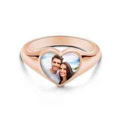 Are there certain pictures or people that make you feel all warm and fuzzy inside? If so, then photo charm rings are a must for you! We offer a vast range of photo charm rings that you can customize with pictures of your choosing. Slip in pictures of your children, your partner, your pets, or anything else that you love looking at. Material：copper Photo Ring, Photo Charms, Heart Shaped Rings, Birthday Ring, Photo Heart, Charm Rings, Gifts For Wife, Ring Verlobung, Rose Gold Plates