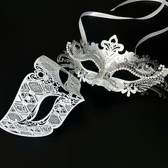 The simple masquerade mask for men comes in white with silver glitter, the mask for women in white silver is specially decorated around the eyes to exaggerate shimmering, intricate mascara. Simple Masquerade Mask, Mask Ball Party, Maskerade Mask, White Masquerade Mask, Vampire Mansion, Silver Masquerade Mask, Masquerade Mask Women, Prom 23, Mask Ball