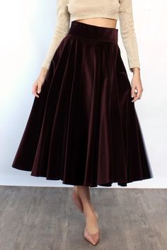 Anne Klein Velvet Circle Skirt M – OMNIA Velvet Long Skirt Outfit, Midi Circle Skirt Outfit, Long Velvet Skirt Outfit, Black Velvet Skirt Outfit, Velvet Skirt And Top, Velvet Skirt Long, Grunge Skirts, Black Midi Skirts, Velvet Skirt Outfit