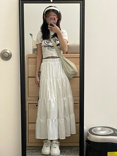 Styling A Long White Skirt, Aesthetic Maxi Skirt Outfit, White Long Skirt Outfit Ideas Aesthetic, Long Skirt Inspo Outfit, Flowy White Skirt Outfit, Long White Skirt Outfit Ideas, Long Skirts Outfit, White Midi Skirt Outfit, White Skirt Outfit Summer