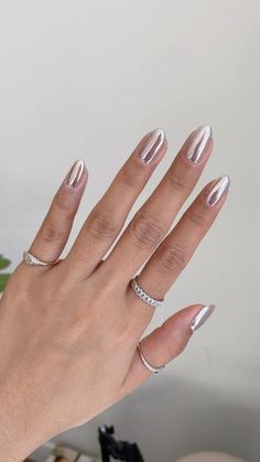 White With Silver Chrome Nails, Mirror Glaze Nails, Glazed Silver Nails, Platinum Chrome Nails, Silver Monochrome Nails, White Silver Chrome Nails, Mirror Nails Chrome, Silver Mirror Nails, Light Silver Chrome Nails