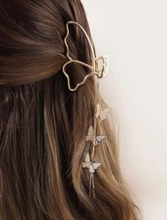 A chic and elegant butterfly pendant hair clip to cherry your hair Elegance Hair, Butterfly Hair Clip, Claw Hair Clips, Butterfly Hair, Metallic Hair, Elegant Hairstyles, Hair Claws & Clips, Aesthetic Hair, Hair Claw