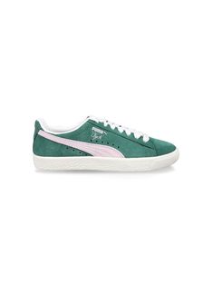 forest green/light pink suede contrasting branded heel counter debossed logo to the side logo patch at the tongue front lace-up fastening round toe flat rubber sole Sneakers Green, Puma Kids, Debossed Logo, Pink Suede, Suede Sneakers, Green Light, Boys Shoes, Forest Green, Patch Logo