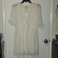 Flirty And Sweet Casual Dress! Ruffled V-Neck And Sleeves. Size 10 H&m Spring Dresses With Lace Trim, Maroon Skater Dress, Tan Dress Shirt, Swan Dress, White Sweater Dress, Halter Style Dress, Patterned Midi Dress, Olive Dress, Midi Pencil Dress