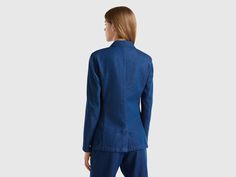 Flowy double-breasted blazer with long sleeves. Neck with peak lapels and flap pockets on the front. Made of sustainable cotton and viscose blend denim, produced using wood from certified forests and respecting the highest environmental standards.